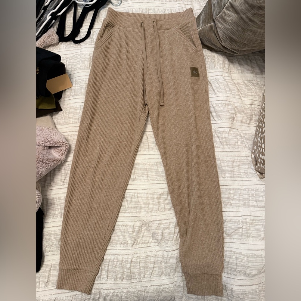 ALO Yoga Women’s Beige Ribbed Joggers